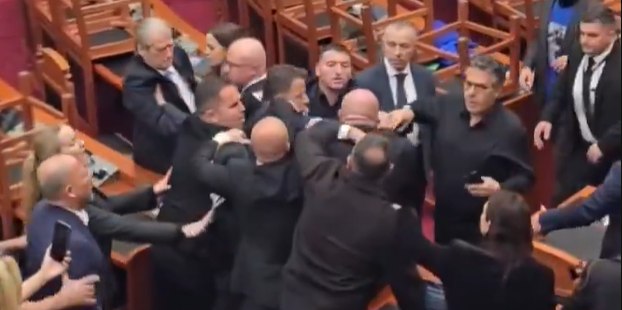 Տիրանիում բողոքի ցույցերը հասել են խորհրդարան․ պատգամավորները նիստերի դահլիճում ծեծկռտուք են սկսել