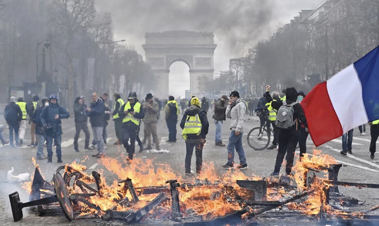 Les « Gilets jaunes » préparent un « acte 2 »