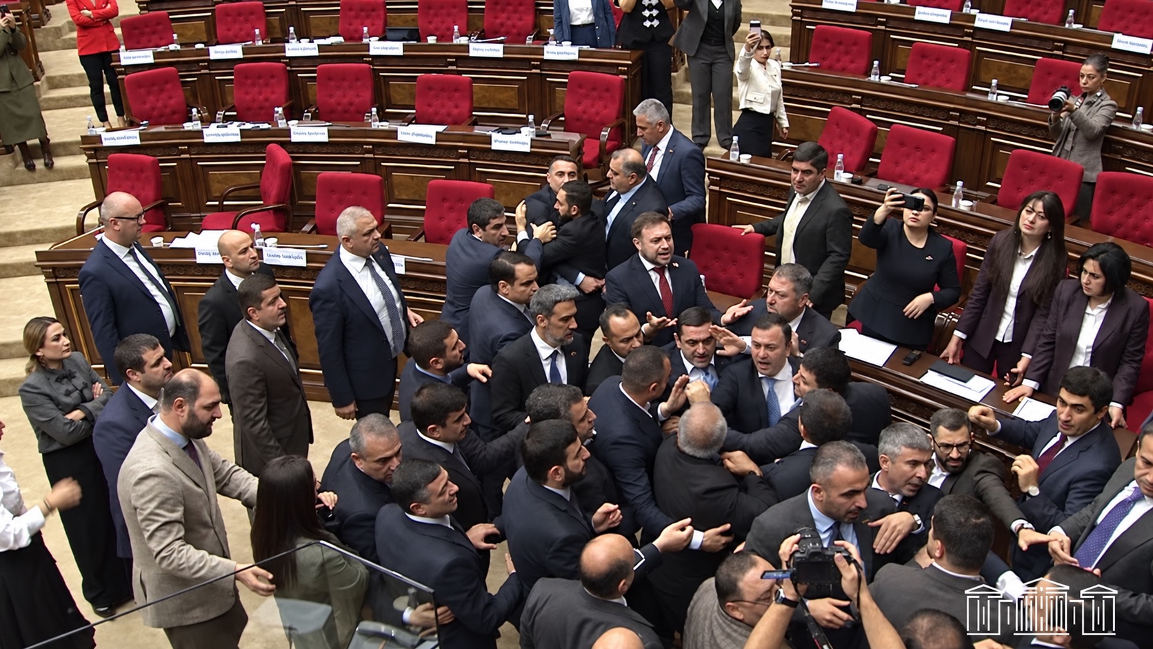 Coups de poing, chaises et bouteilles au Parlement arménien