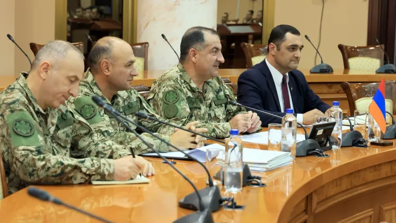 The Chief of the General Staff, Edward Asryan, addressed the cooperation in the defense sector between the two countries during a meeting with the Indian brigade general.