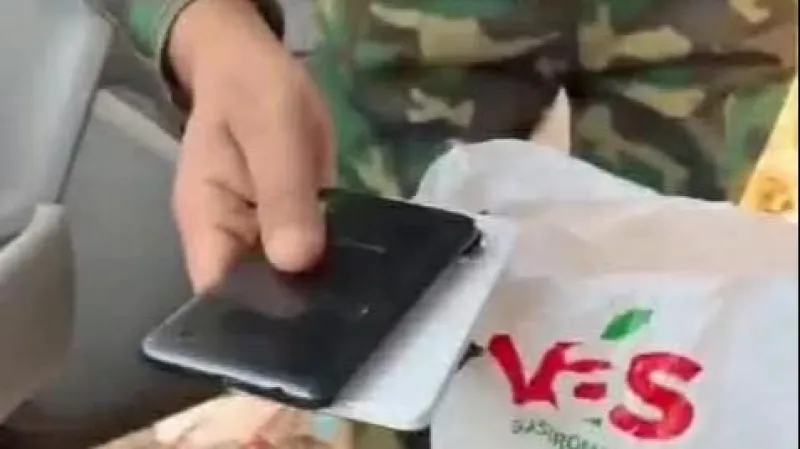 An attempt to transfer mobile phones to incarcerated individuals by a correctional officer has been thwarted.