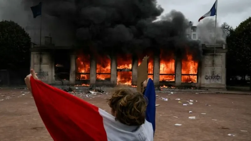 During the protests in France, more than 500 people were injured, and 1435 were arrested.