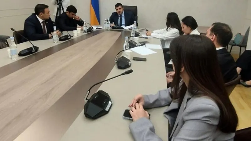 The parliamentary investigative committee is holding its first meeting regarding the church issue.