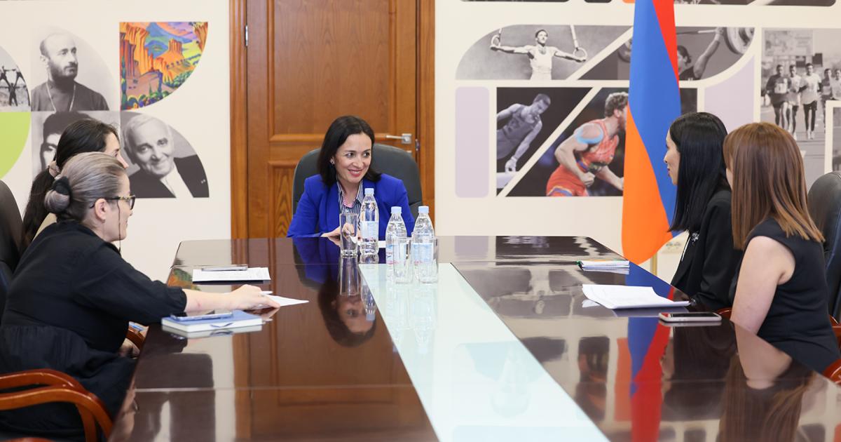 Ժաննա Անդրեասյանը հերթական հանդիպումն է ունեցել ուսուցիչների հետ