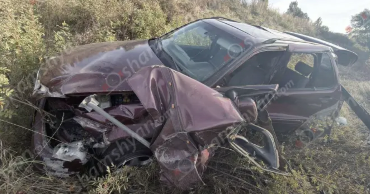 The car crashed into the barriers and ended up in a field. The injured couple and their minor children were taken to the hospital.