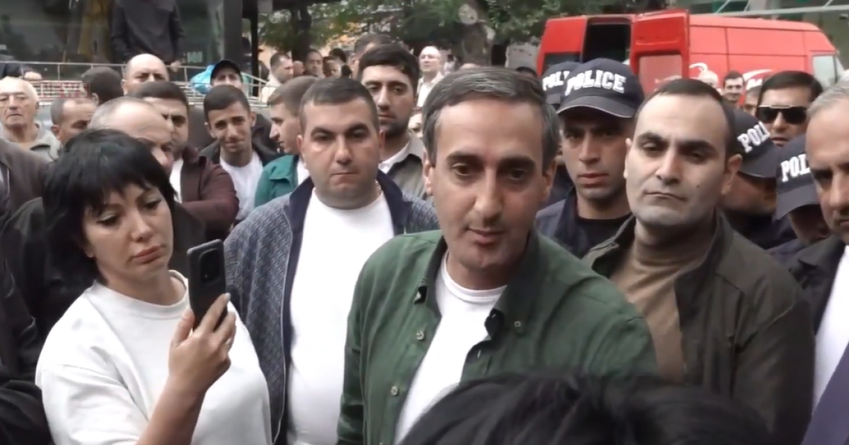 «Նենց դեմք ունես, ոնց որ «աբիժնիկ լինես», «Դու էլ քոչարյանականի դեմք ունես». Լեզվակռիվ՝ Աջափնյակի բնակչի ու թաղապետի միջև