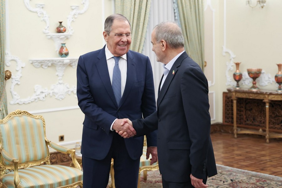 Пезешкиан поблагодарил Путина за принципиальную позицию по событиям в Иране