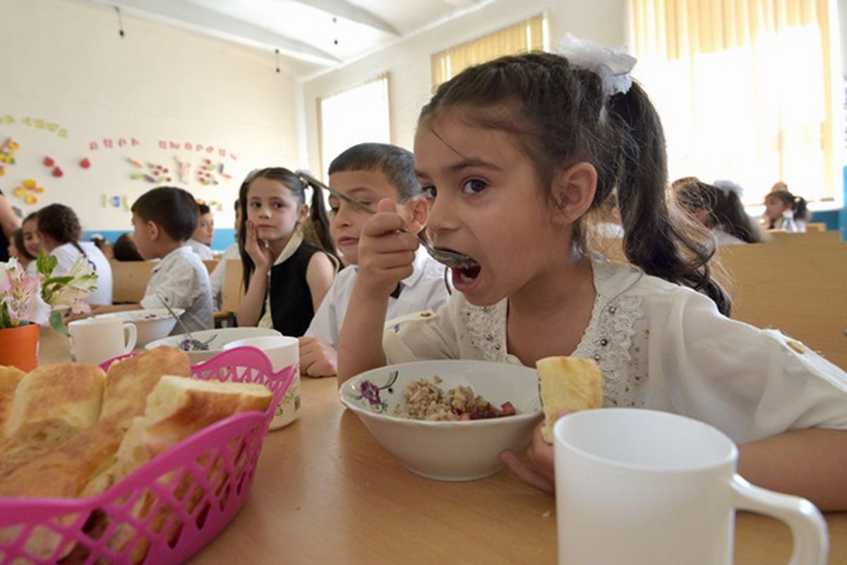 Armenia destaca como líder internacional en alimentación escolar durante la COP17 en Ereván