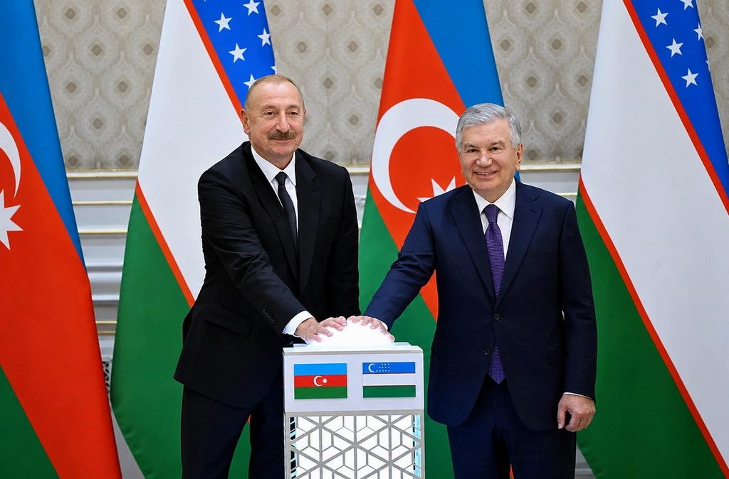 Uzbekistán evalĂşa participar en la ruta ferroviaria de Najicheván hacia TurquĂa