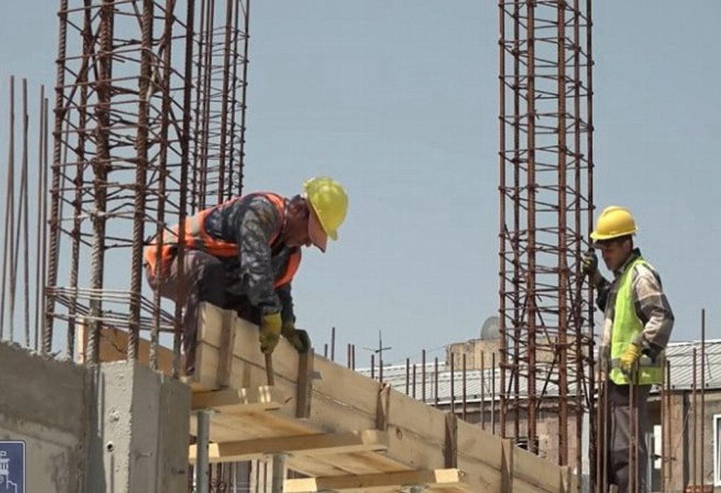 Armenia otorga becas y subsidios a empleadores para más empleos para los desplazados de Nagorno-Karabaj