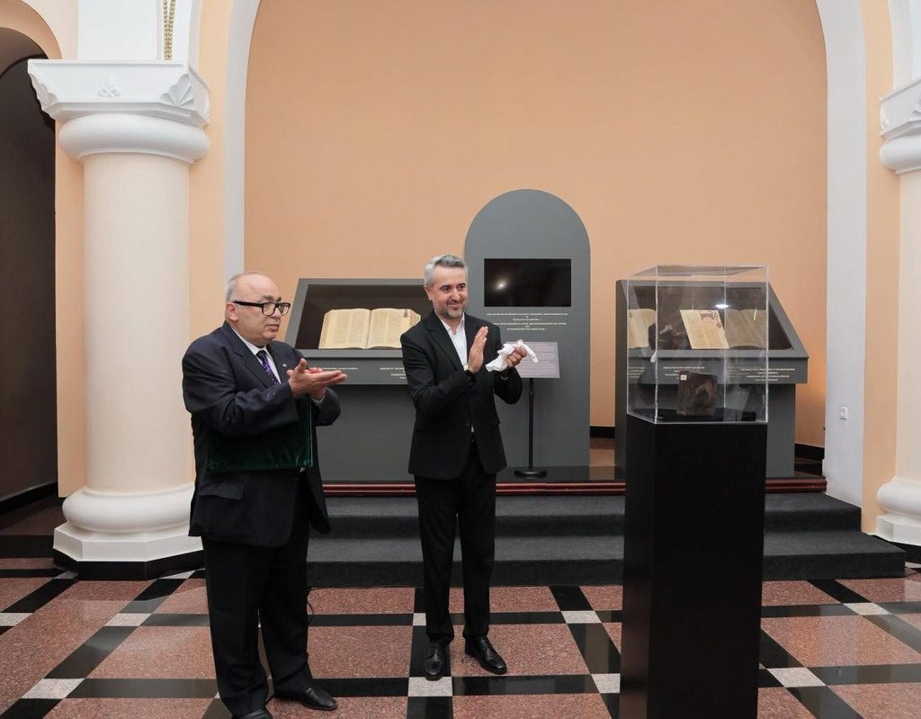 Un filántropo sirio-armenio dona un valioso manuscrito de 1491 al Matenadaran de Ereván
