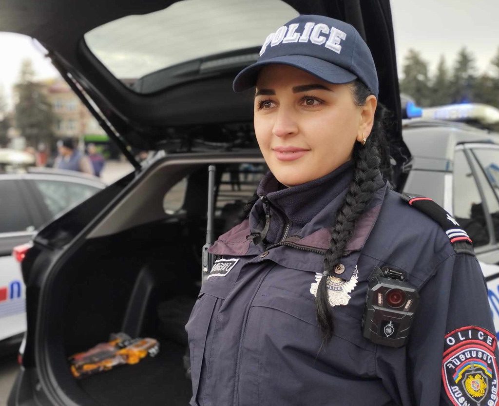 887 mujeres prestan servicio en la policía de Armenia mientras el Gobierno flexibiliza los requisitos de admisión