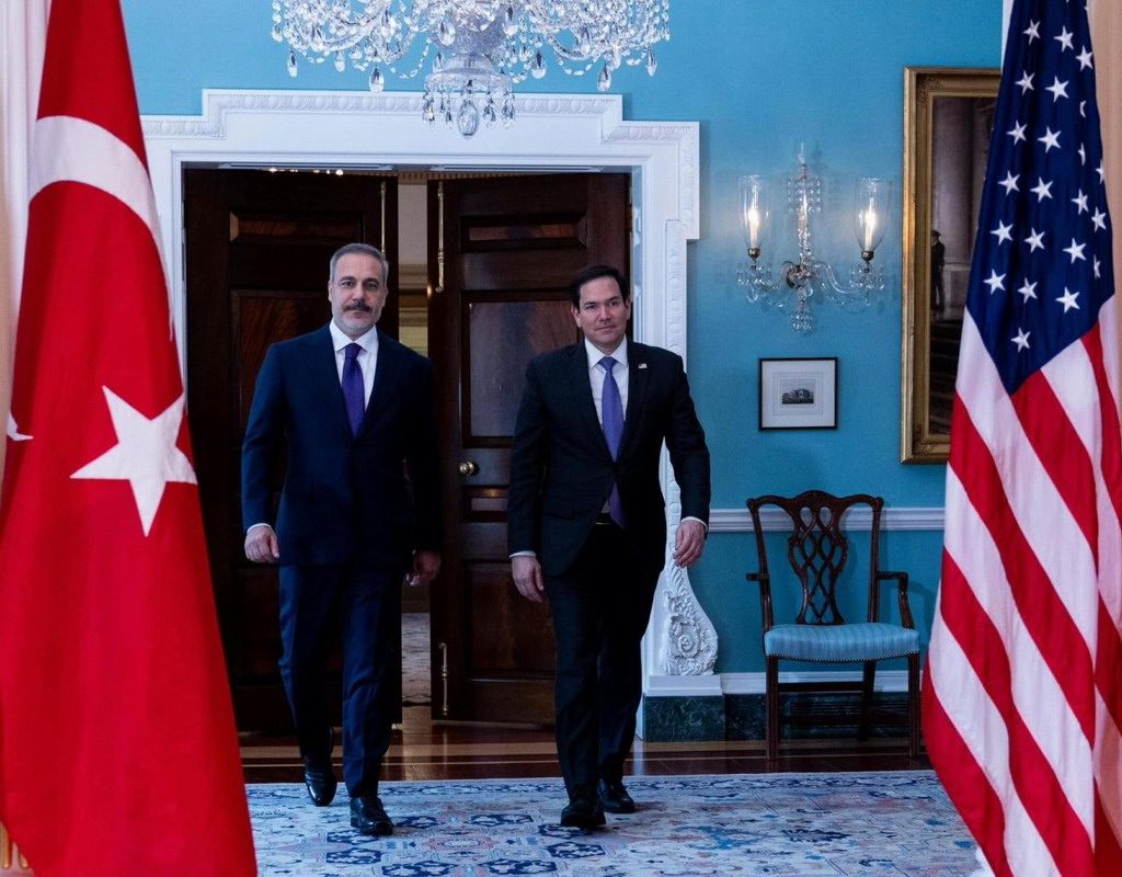 Fidan asegura que Turquía y Estados Unidos coordinan esfuerzos para respaldar la paz entre Armenia y Azerbaiyán