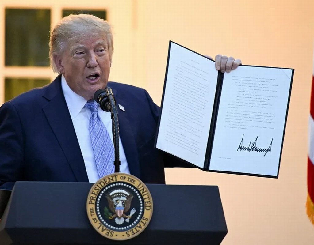 Donald Trump signs the "hellish sanctions" law against Russia and Iran