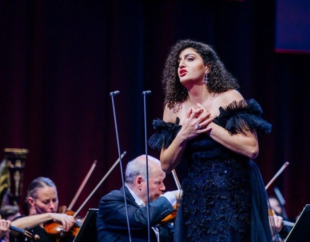 La soprano armenia Arpi Sinanyan gana el primer premio del certamen vocal NEUE STIMMEN en Alemania