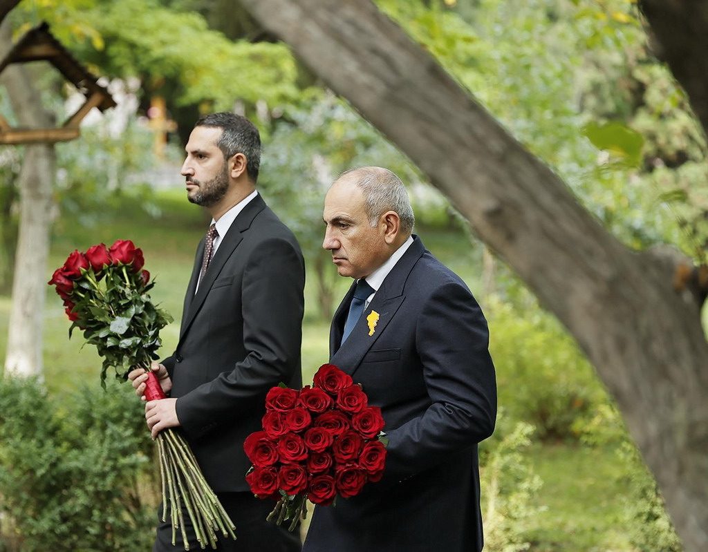Nikol Pashinyan y Ruben Rubinyan rinden homenaje a las víctimas a 27 años del atentado terrorista contra el Parlamento de Armenia