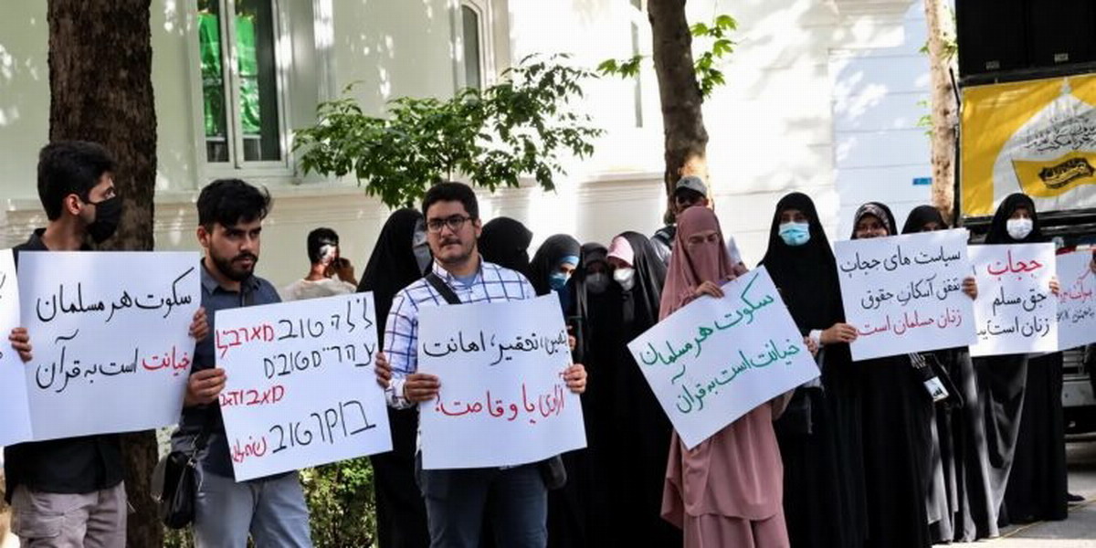 Amnistía Internacional exige a Azerbaiyán revocar la prohibición del hiyab en escuelas entre crecientes tensiones con Turquía e Irán