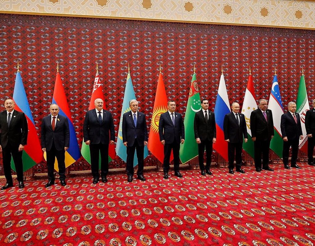 Bromas entre Aliyev y Lukashenko con Pashinyan marcan la cumbre de la CEI en Turkmenistán