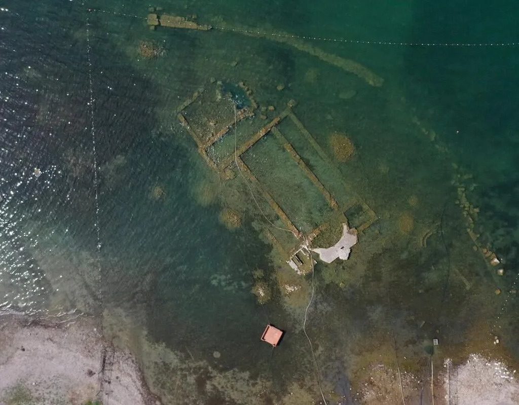 Descubren vestigios de una iglesia más antigua bajo la basílica submarina del lago Iznik