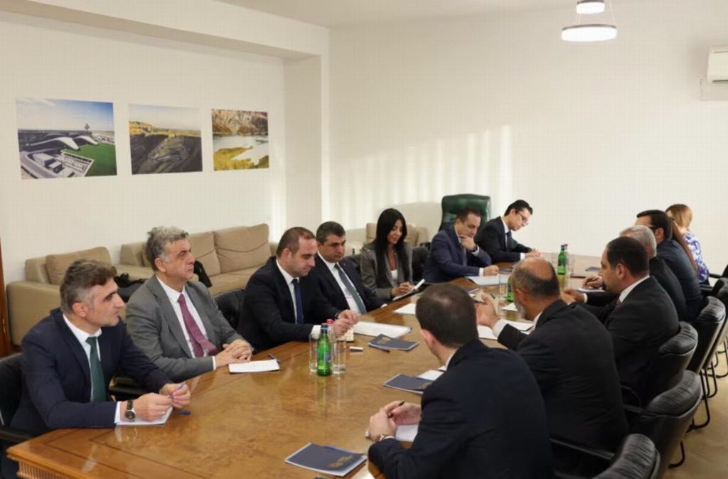 Armenia y Turquía debaten en Ereván la restauración de la línea eléctrica Gyumri-Kars