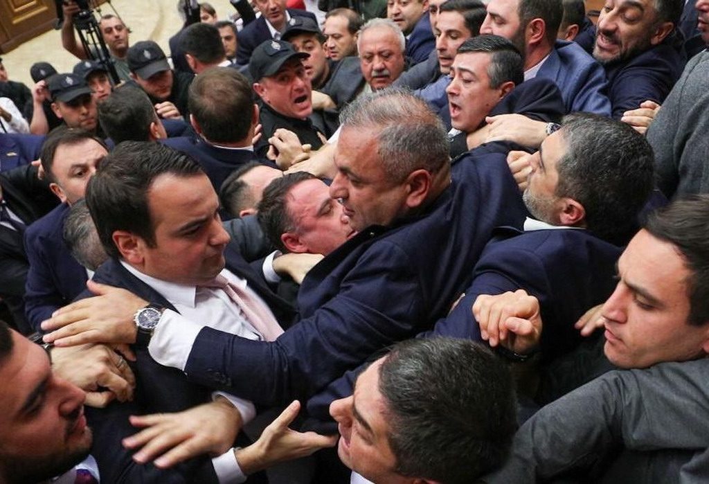 Estalla una pelea en la Asamblea Nacional de Armenia tras un duro cruce entre bancadas