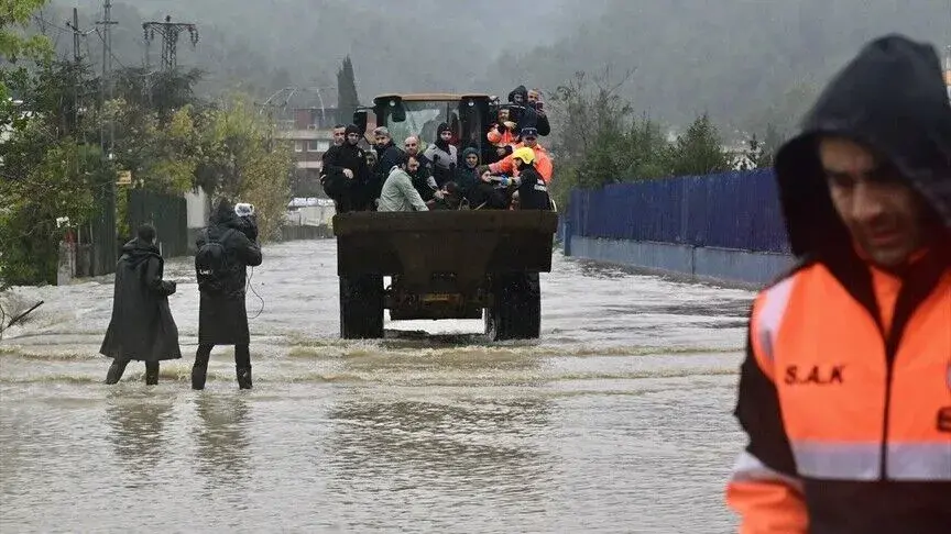 Dereler taştı, yollar göle döndü, 3 kişi hayatını kaybetti
