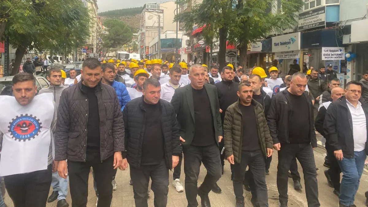 Polis müdahalesi engel olmadı: Madenciler Soma’dan Ankara’ya yürüyor