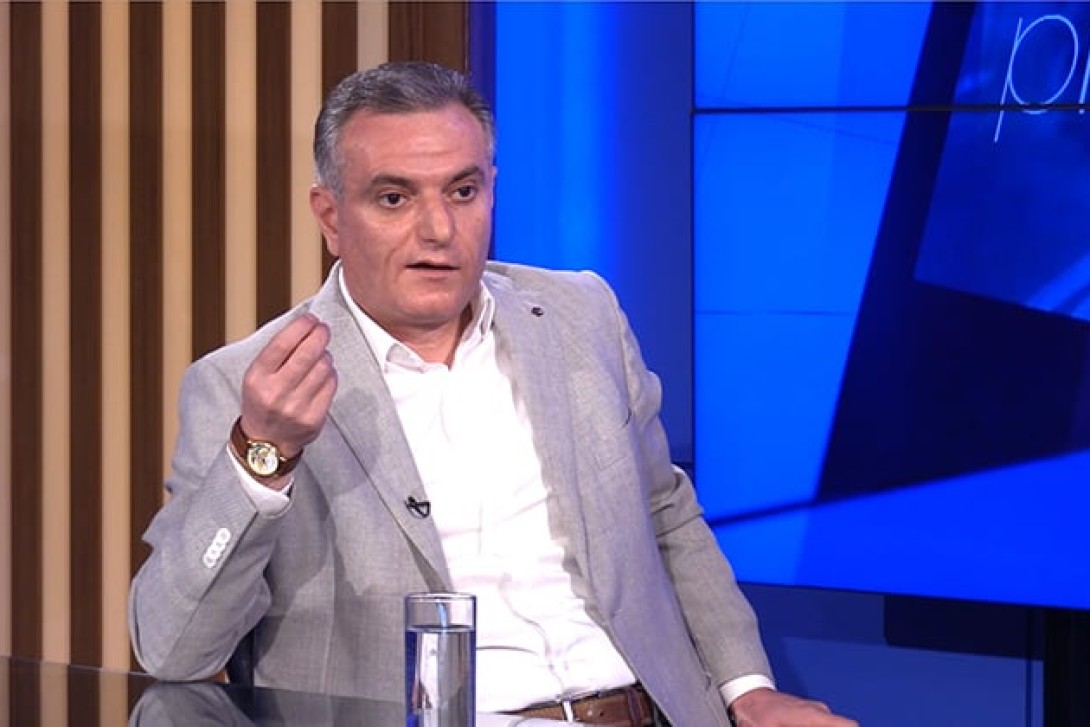 Политиката на „седене на няколко стола“ е към своя край