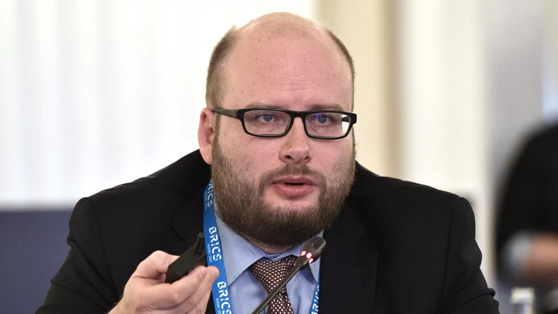 Властите ще прехвърлят отговорността за изтеглянето на 102-ра база
