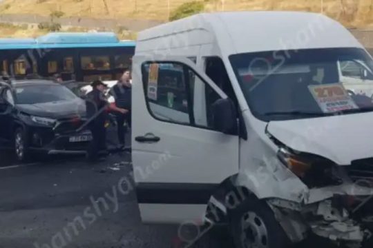 A minibus serving the Hrazdan-Yerevan route and a "TOYOTA RAV4" collided on Teryan Street. There are injuries.