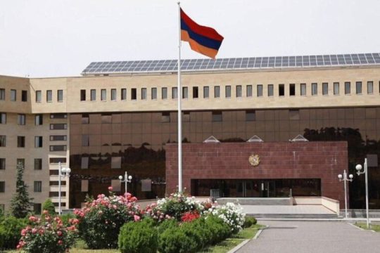 ՊՆ-ն պարզաբանել է հրամանատարի՝ սպորտային համազգեստով ՀՀ պաշտպանության նախարարին ներկայանալը