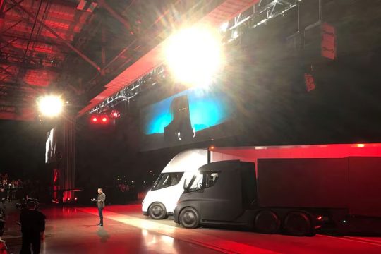 «Tesla»-ն սկսում է «Semi» էլեկտրական բեռնատարների մատակարարումները