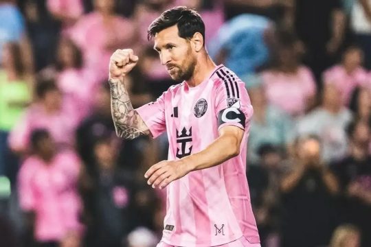 Messi signs documents to buy Eldense