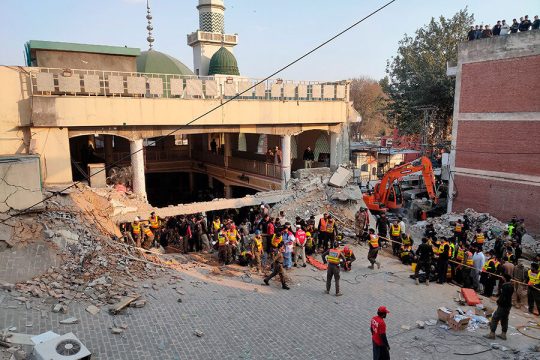 16 killed in blast near mosque in Pakistan