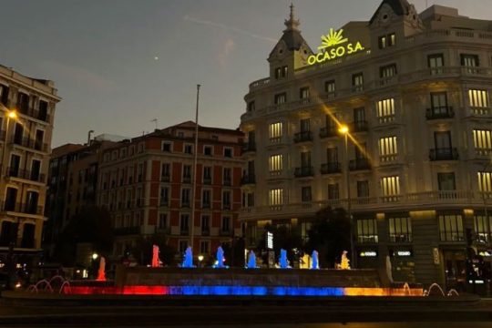 The fountain in Bilbao's circular square in the colors of the Armenian flag