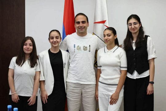Տիգրան Ավինյանը հանդիպել է STEAM ճամբարի 4 պատանի մասնակիցների հետ