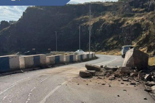 A rock fell on the road at the bends of Oshakan
