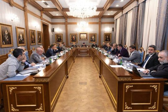 Պետությունը՝ Եկեղեցու դռան առաջ