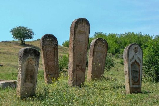 Գերեզմաններից դեպի խաղաղություն
