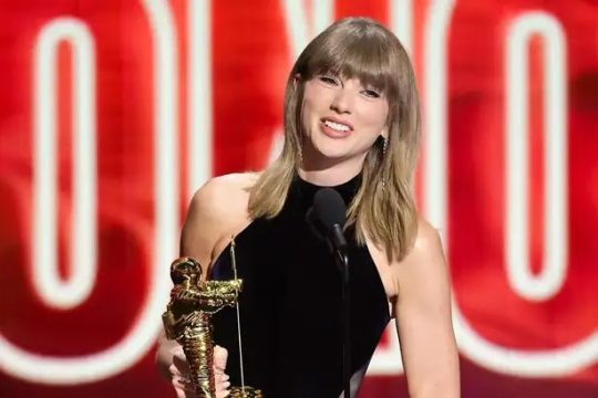 Taylor Swift sets record at MTV VMAs