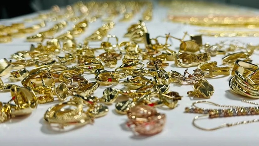 Undeclared gold items of more than 1 kg at the Sharp customs office