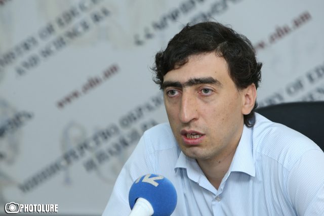 Սմբատ Գոգյան. «Այնպես չէ, որ պետական համալսարան եմ գնում այն պատճառով, որ Ալեք Մանուկյան փողոցի վրա է, եթե հարկ լինի, Աշտարակ էլ կգնանք». «Հրապարակ»