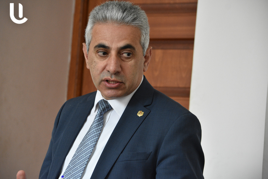 Edgar Lazarus is not threatened with imprisonment, but sentencing him to prison is a basis for premature termination of the envoy's powers