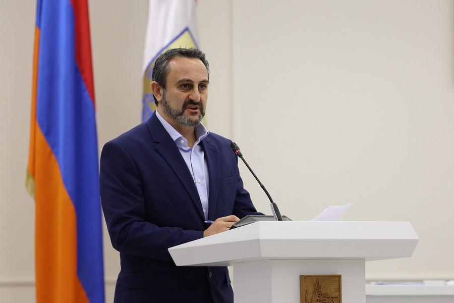 Թե՞ մեզ էշի տեղ եք դրել, բերում եք այստեղ, որ ոչ մի հարց չքննարկենք, գնանք տուն. ավագանու անդամը՝ ՔՊ-ականներին