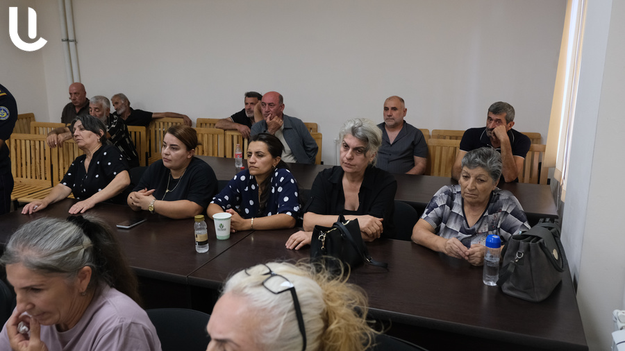 «Հեսա շիշը շպրտելու եմ քյալիդ, ջարդեմ… Նիկոլից դավաճան ես դու». «Քիմիկների» զորամասի գործով միջադեպ՝ դատարանում