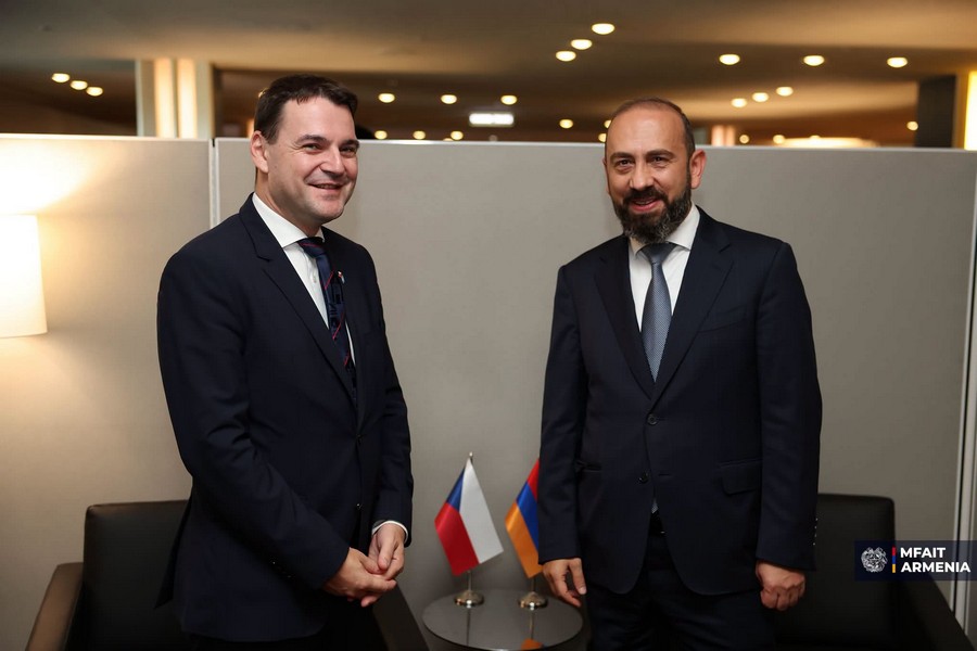 Ararat Mirzoyan and Petr Matsinka discussed issues of developing relations between Armenia and the Czech Republic, emphasizing the activation of the economic component