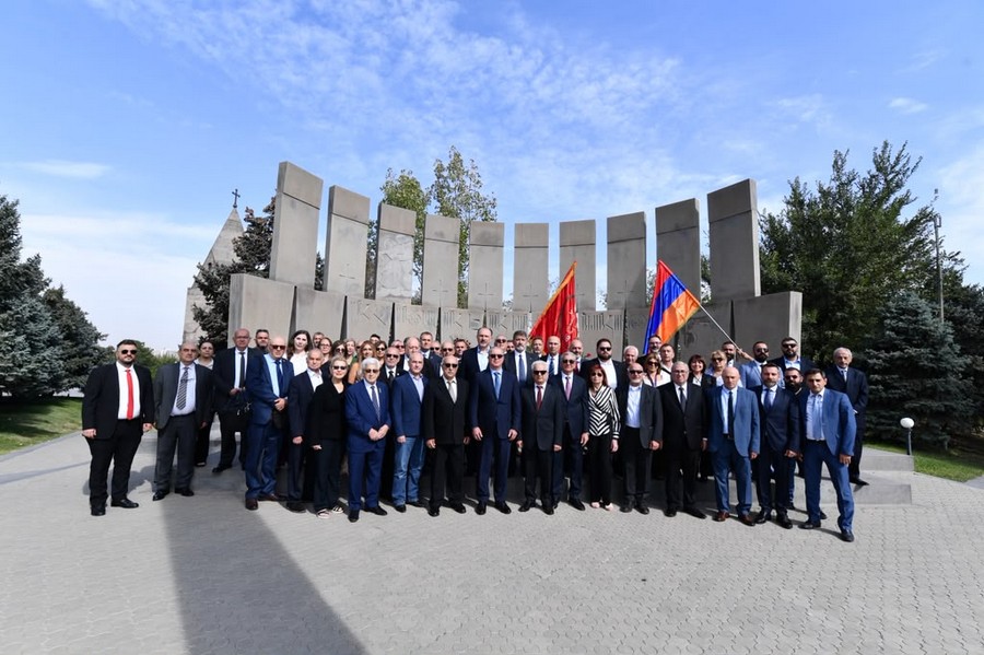 ՍԴՀԿ 23-րդ համագումարի պատվիրակներն այցելել են Եռաբլուր