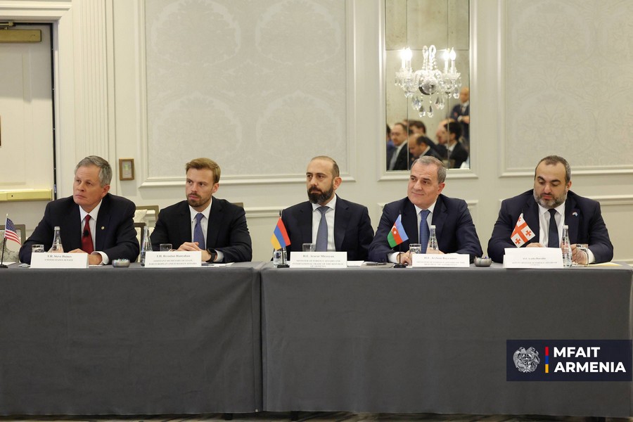 Արարատ Միրզոյանը հանդես է եկել որպես բանախոս «Խաղաղության հեռանկարները․ ԹՐԻՓՓ-ի և Թրանս-Կասպյան երթուղու իրականացում» խորագրով քննարկմանը՝ Բայրամովի և Բրենդան Հանրահանի հետ միասին