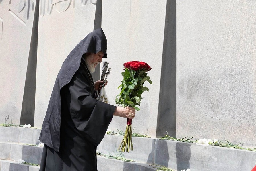 «Եռաբլուր» զինվորական պանթեոնում Հայոց Հայրապետի նախագահությամբ կատարվեց հոգեհանգստյան կարգ