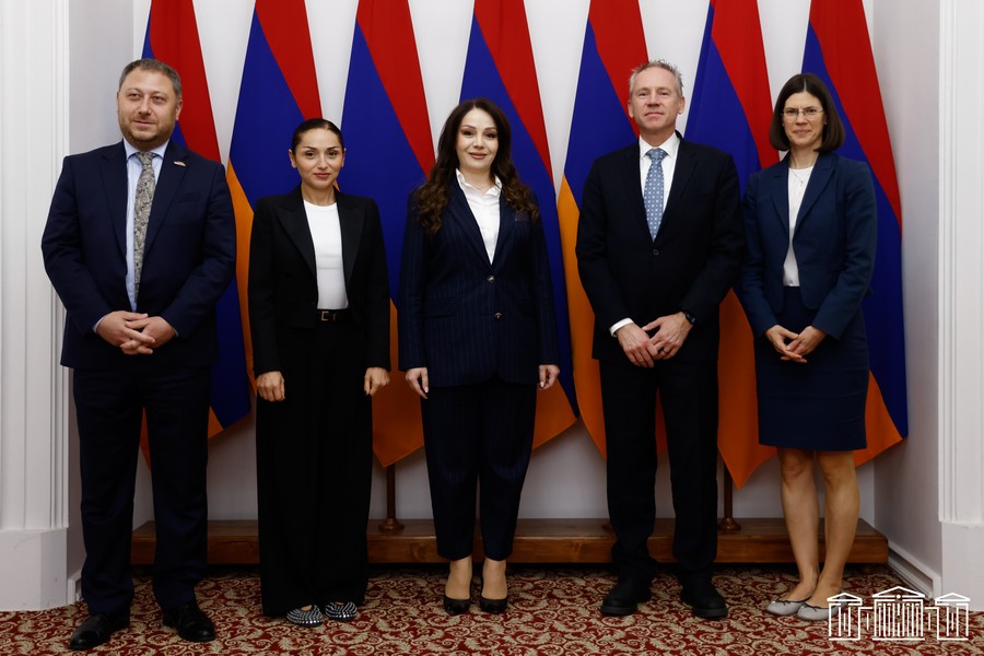 Ալեքսանդր Թիմանն անդրադարձել է Արժույթի միջազգային հիմնադրամի աջակցությամբ իրականացվող պահուստային ծրագրի կատարման ընթացքին և թիրախներին, որոնք վերաբերում են ՀՀ բյուջեի պակասուրդին և ԿԲ պահուստների մակարդակին